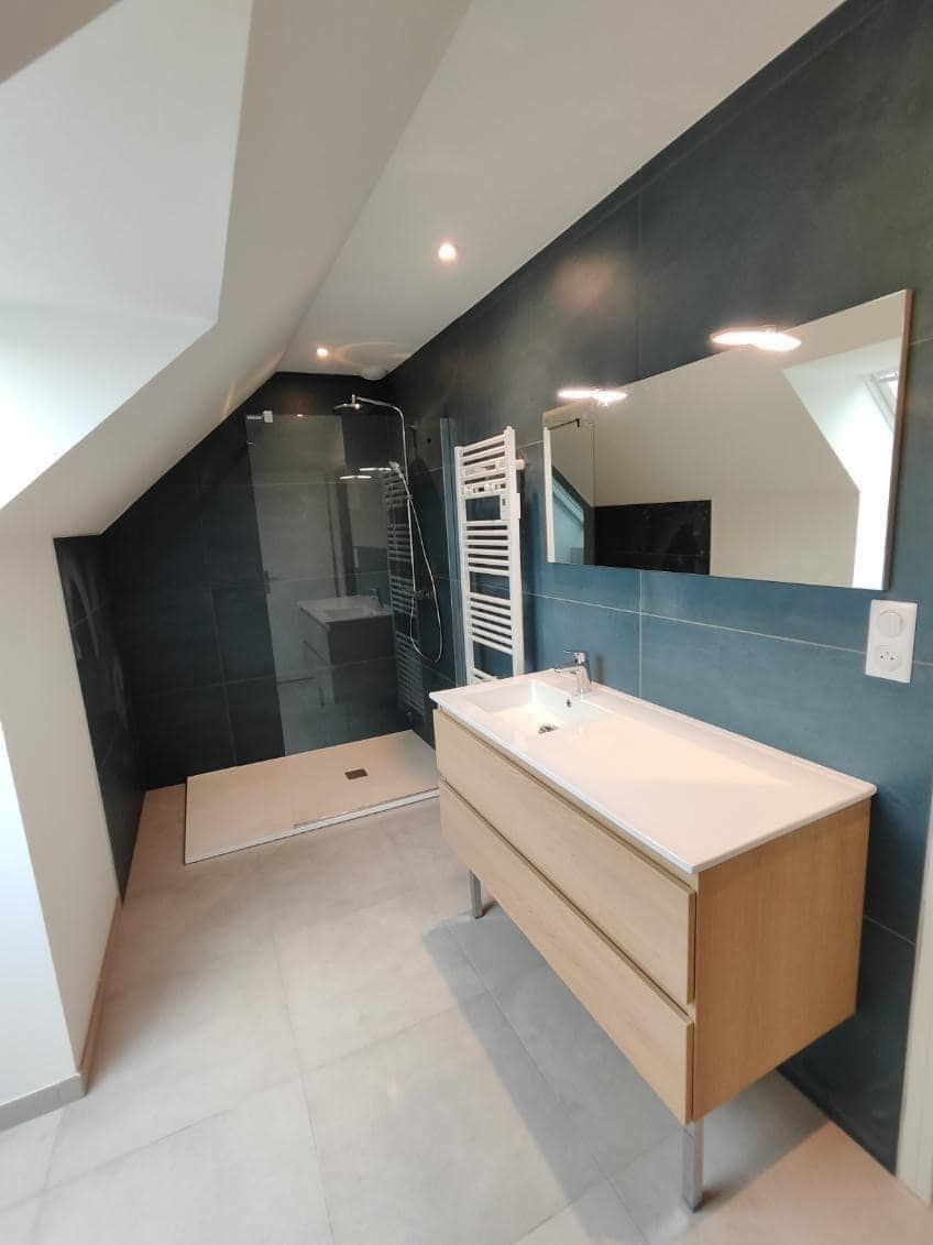 Une salle de bain neuve