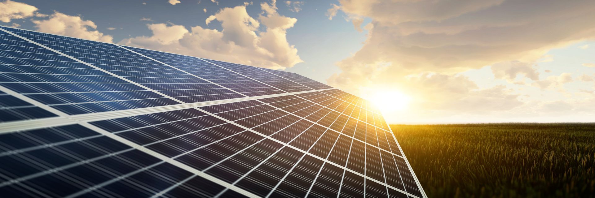 Des panneaux solaires avec un couché de soleil