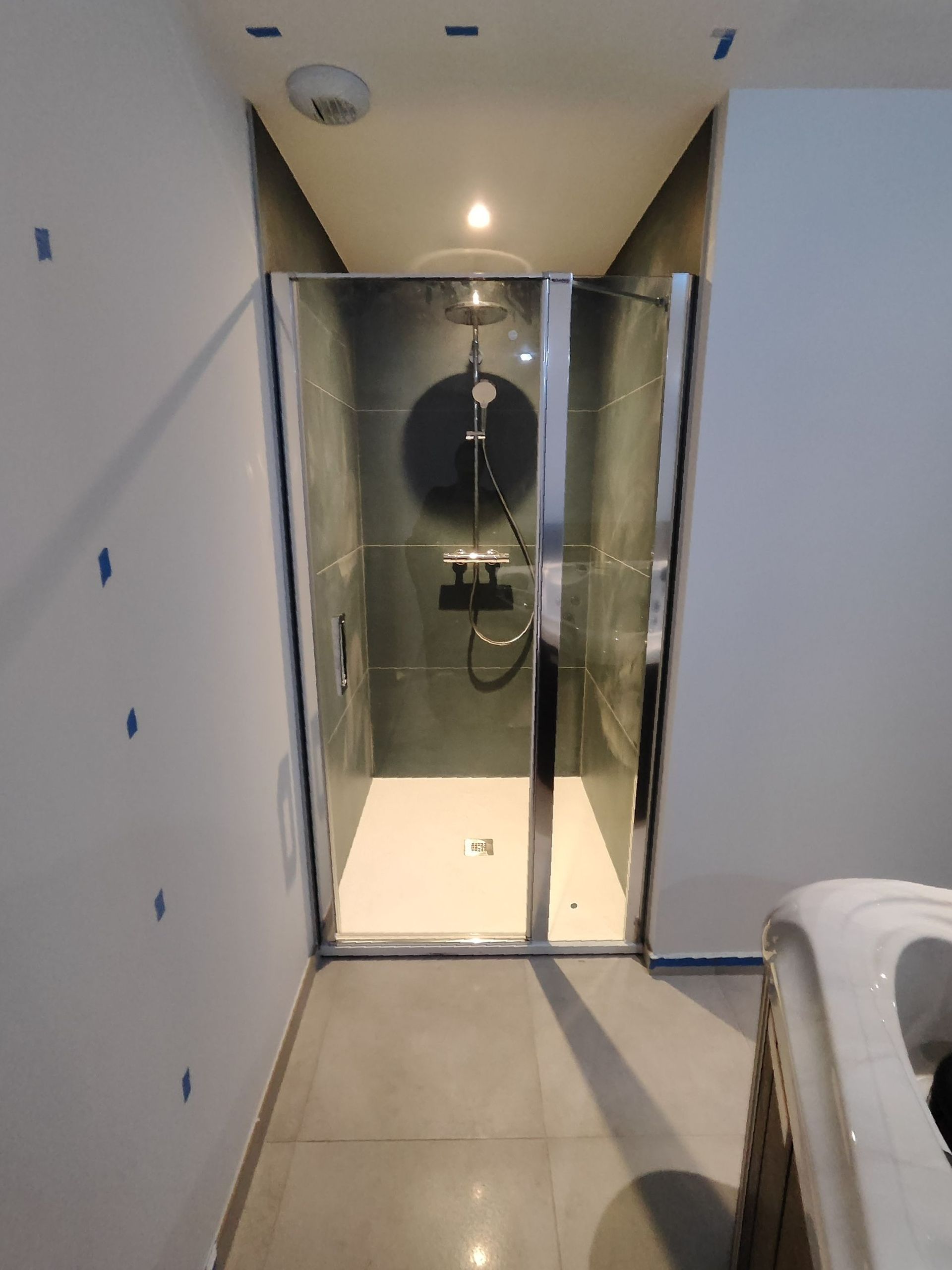 Une salle de bain blanche