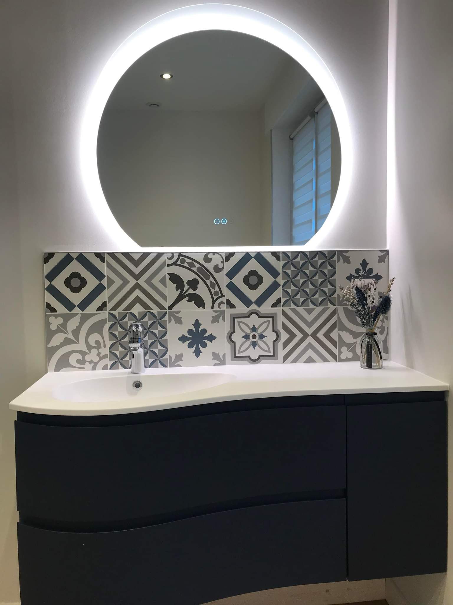 Une baignoire avec un miroir