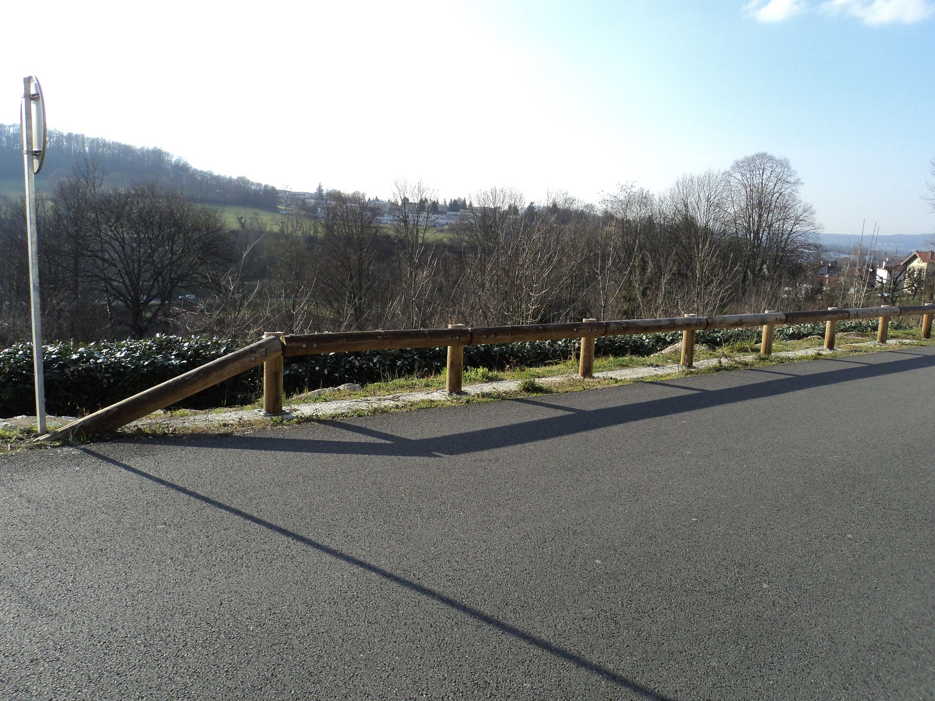 Bordure de route en bois