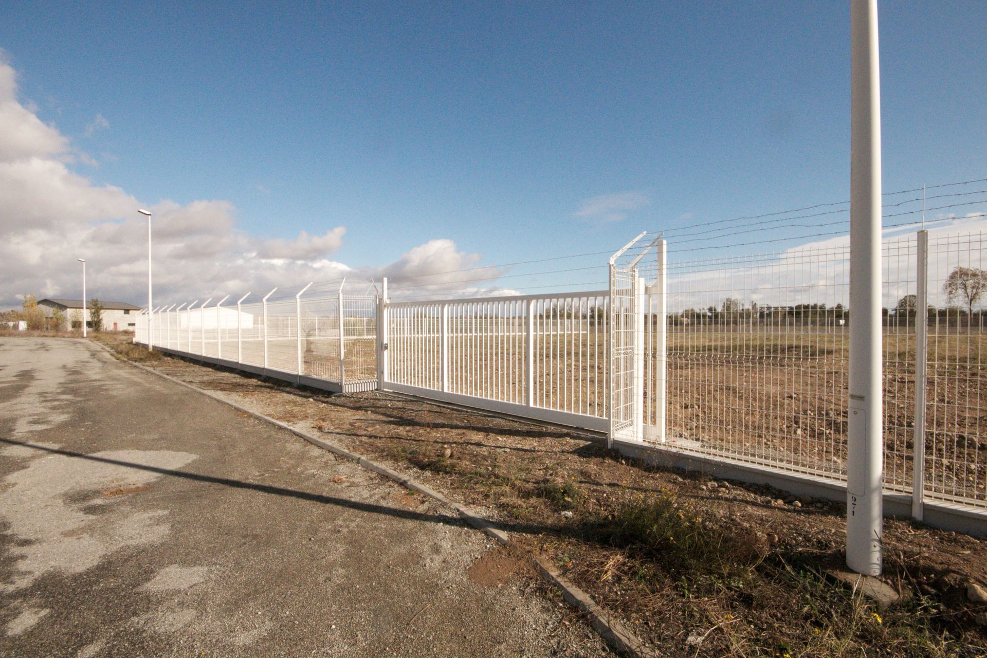 Clôture sécuritaire blanche