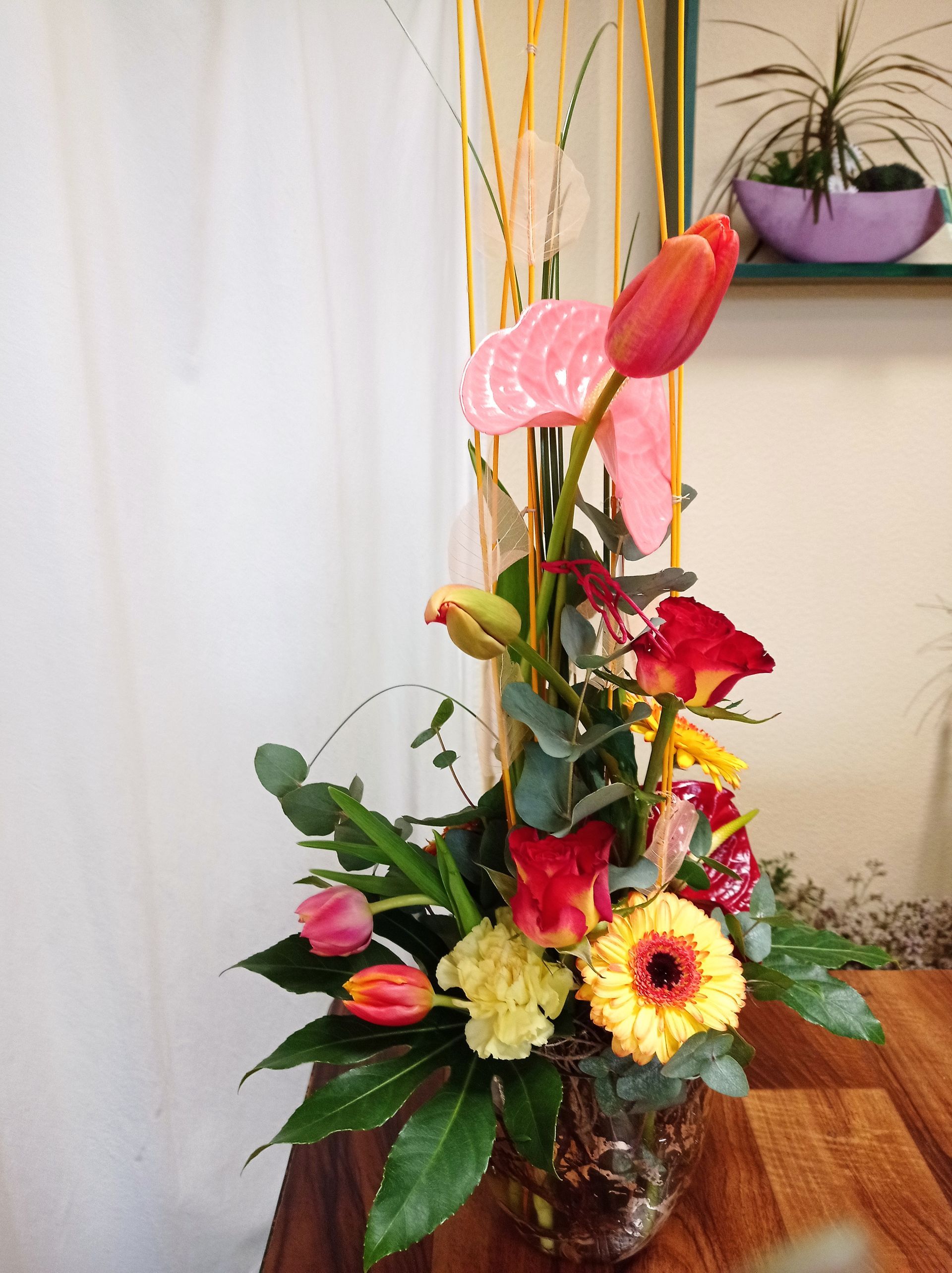 Blumenarrangement mit rosa Anthurien, Tulpen, Rosen und Gerbera.