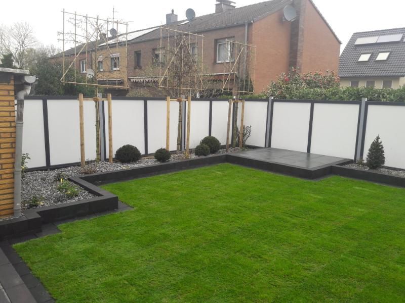 Rasen mit schöner Umrandung in Stein