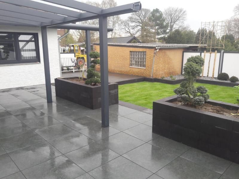 Schöner Garten mit Platten- und Grünbereich