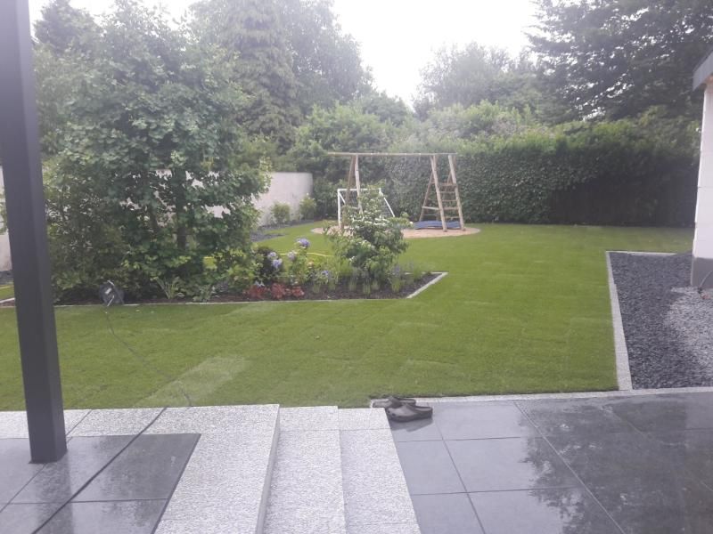 Schöner Garten mit Platten, Grünfläche und Spielplatz