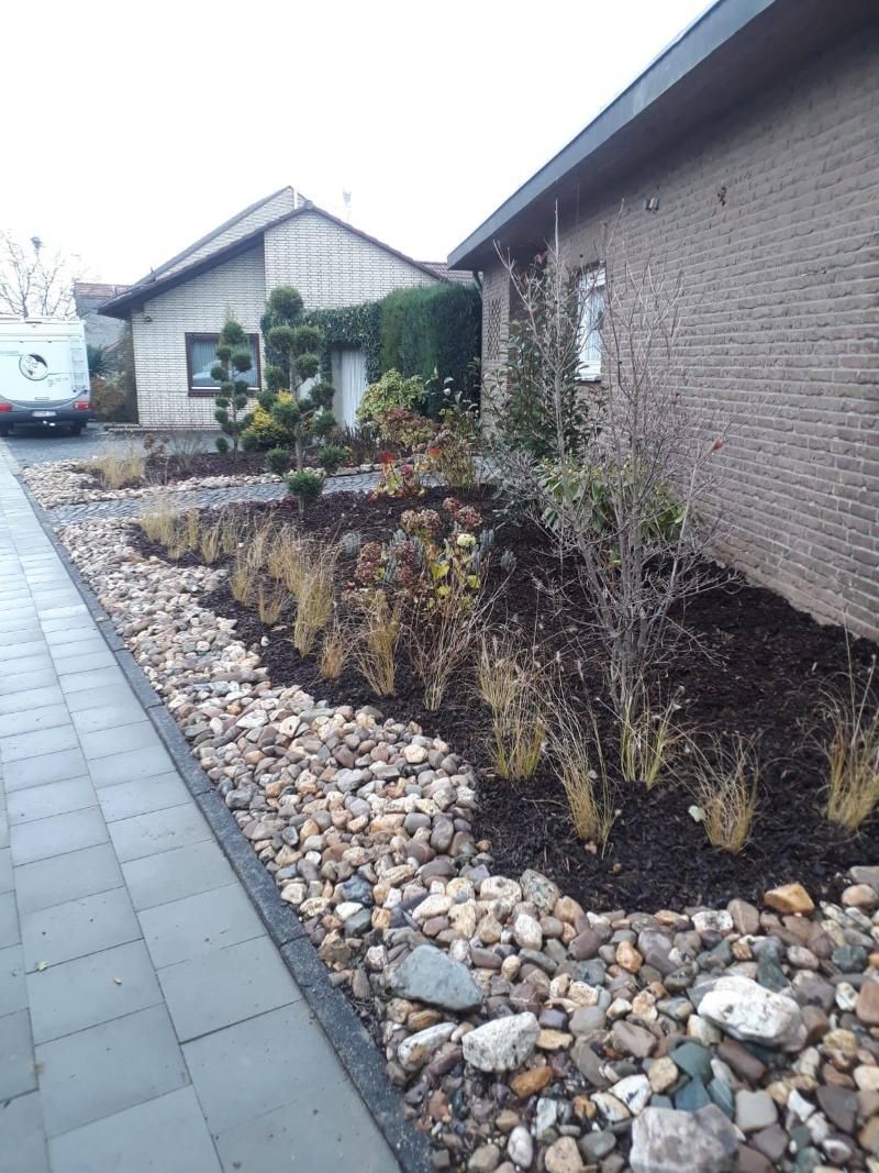 Garten mit Natursteinen