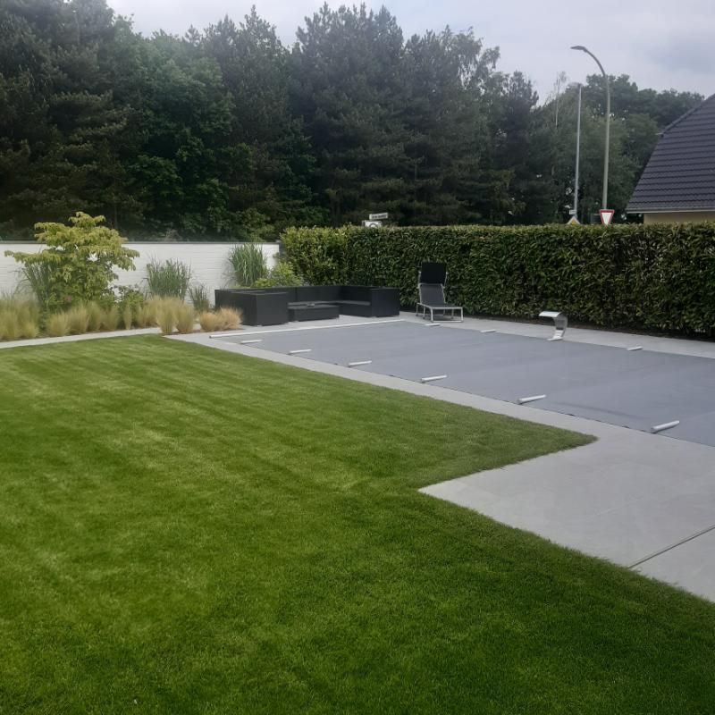 Schöner Rasen mit Platten