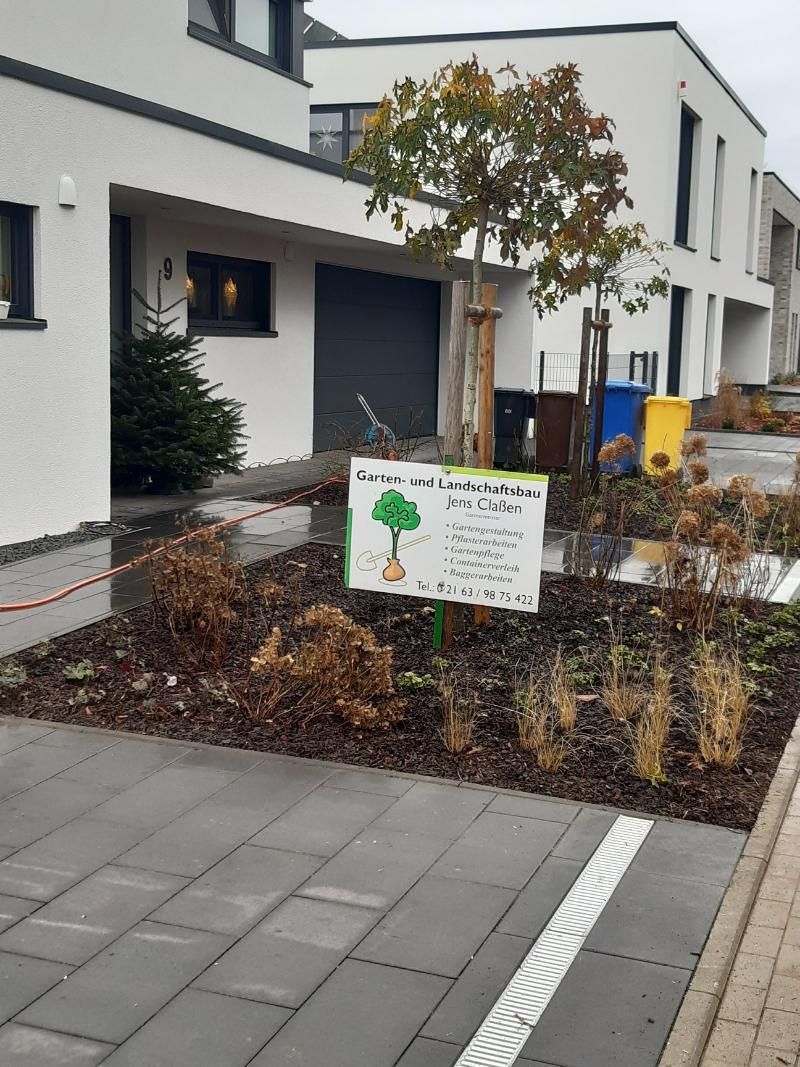 Garten mit Unternehmensschild