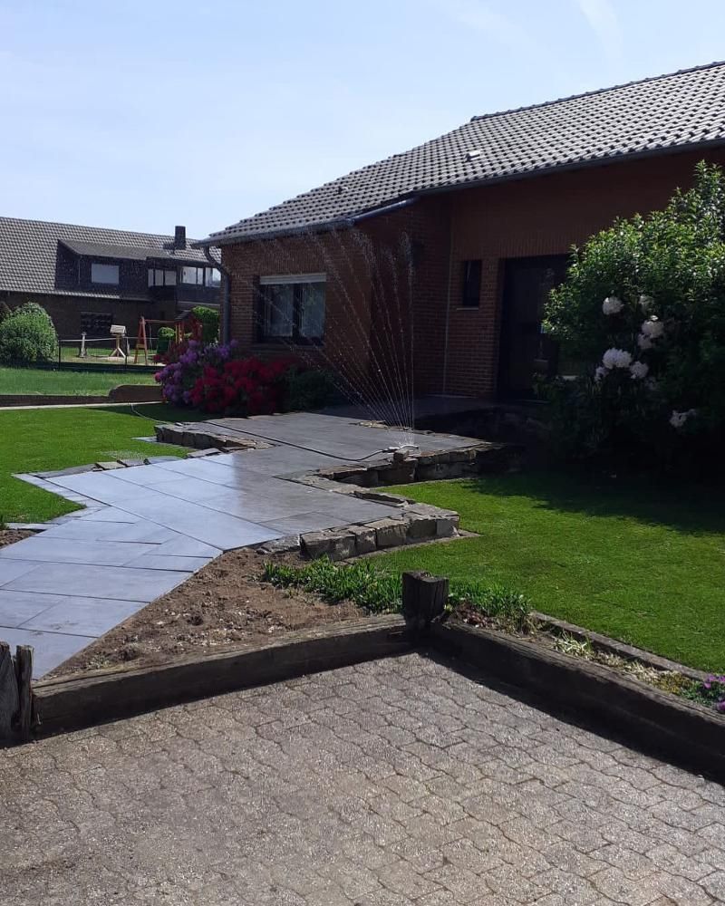 Garten mit Plattenpfad