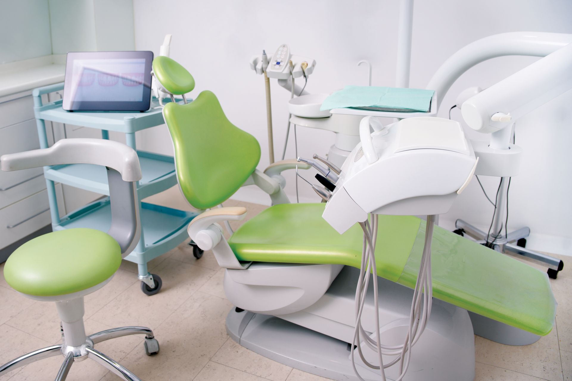 Due professionisti medici esaminano un modello dentale alla scrivania, esaminando un rapporto di laboratorio.