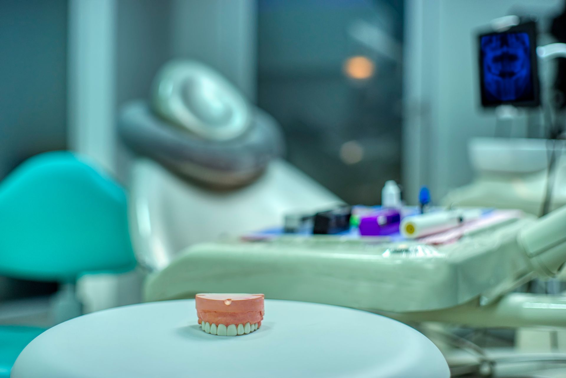 Dentista che esamina i denti del paziente con uno specchio e una sonda.