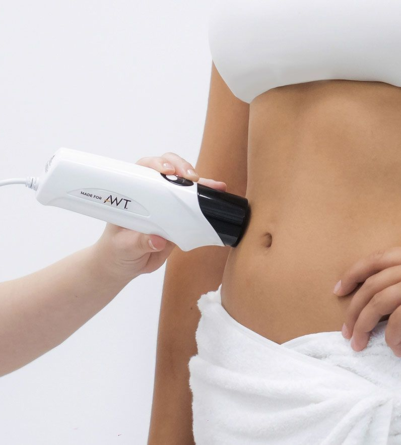 Immagine di un adipometro appoggiato sull'addome di una donna