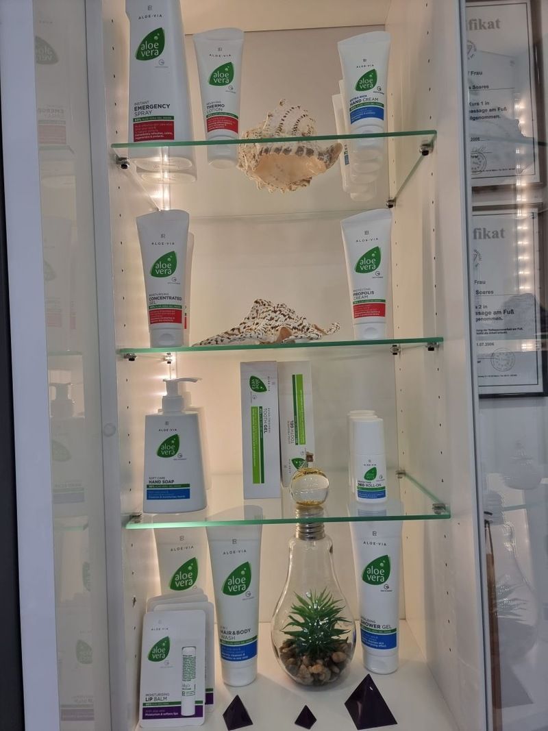 Eine Vitrine mit einer Vielzahl von Fußpflegeprodukten.