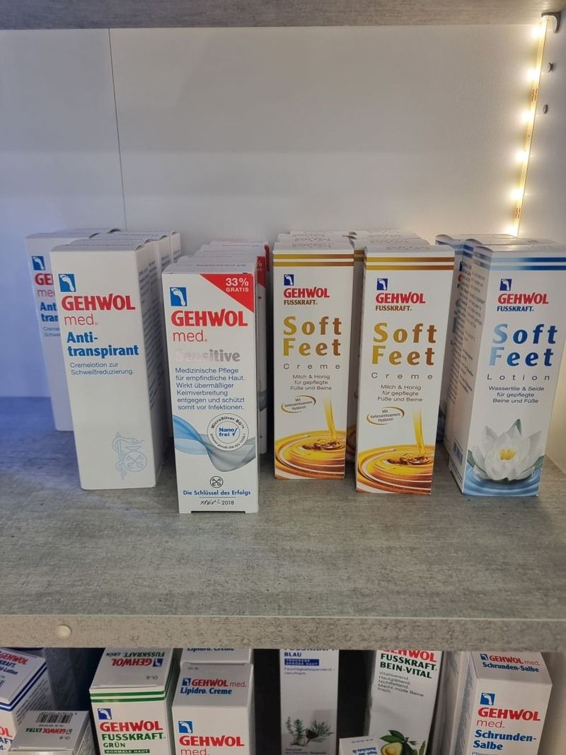 Ein Regal voller unterschiedlicher Fußpflegeprodukte.