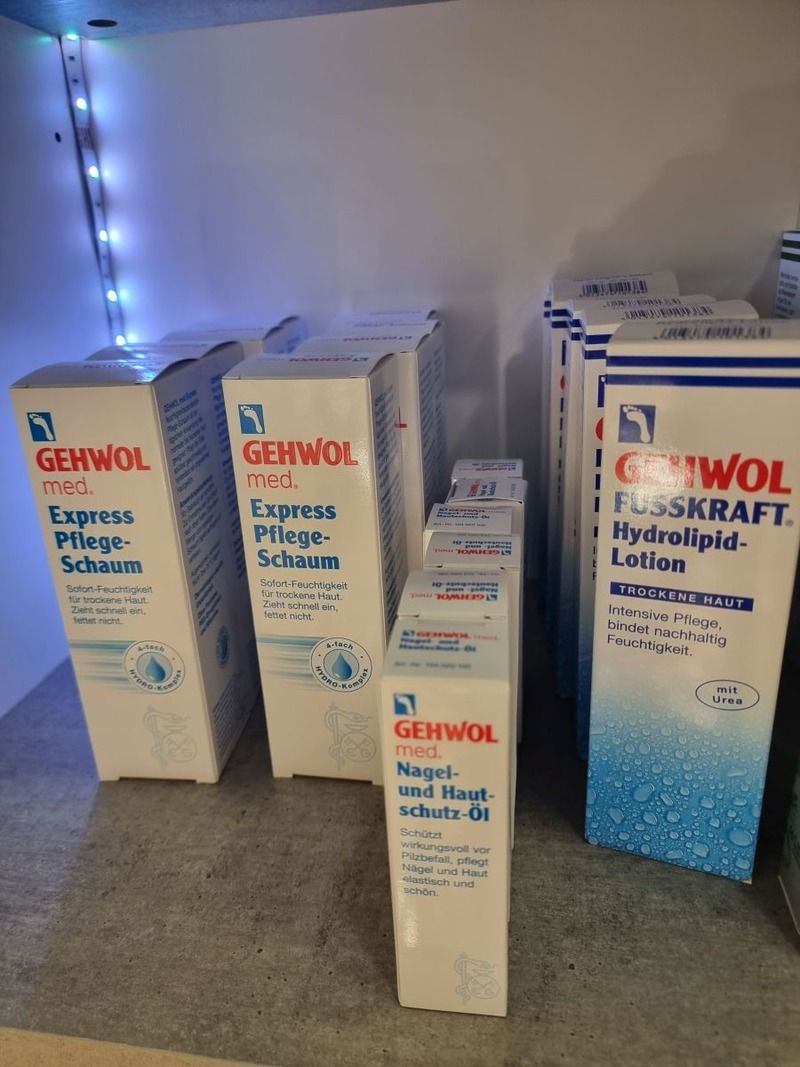 Ein Regal voller Kartons mit Gehwol-Produkten