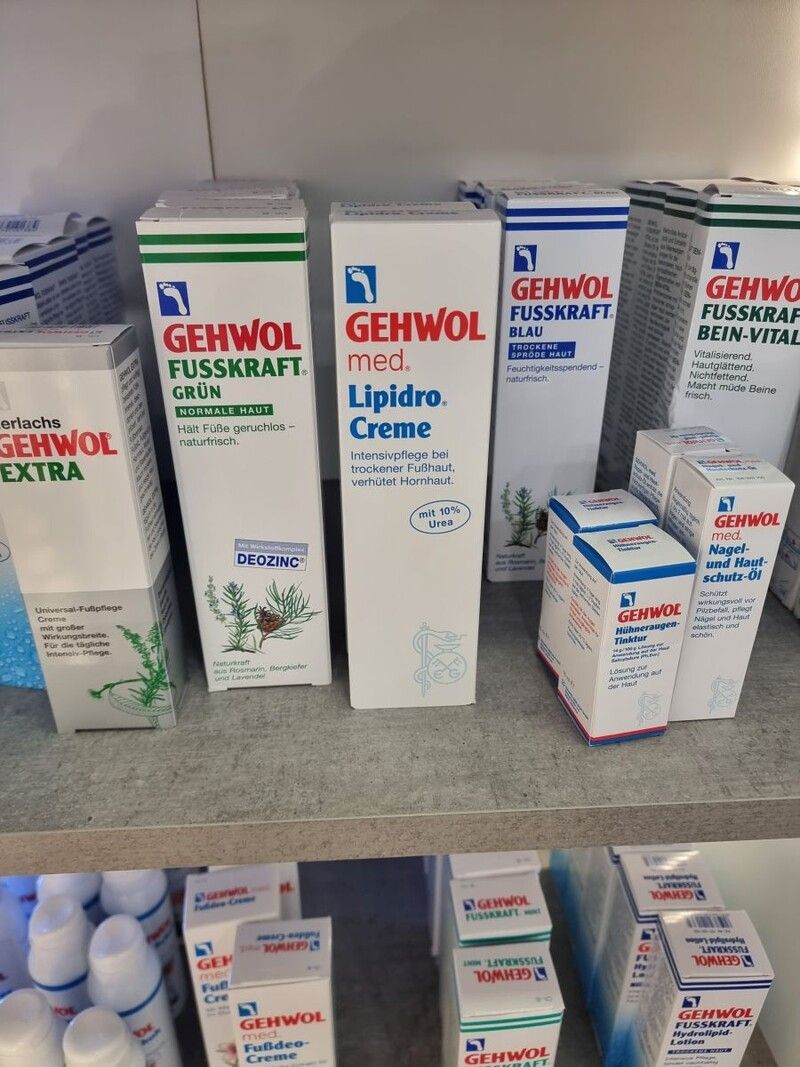 Mehrere Kartons mit Gehwol-Produkten stehen auf einem Regal
