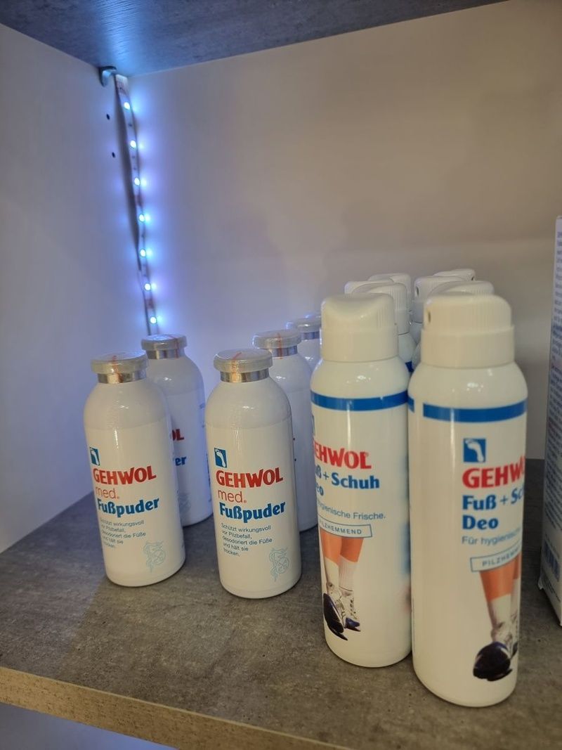 Mehrere Flaschen Gehwol Deodorant stehen aufgereiht auf einem Regal