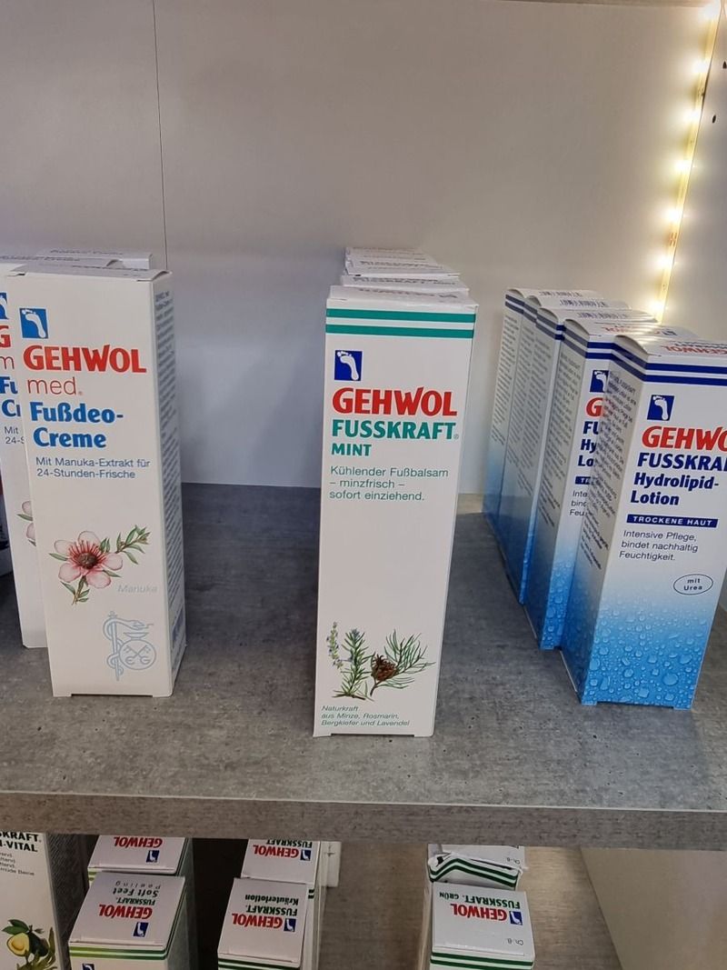 Mehrere Kartons mit Gehwol-Produkten stehen auf einem Regal