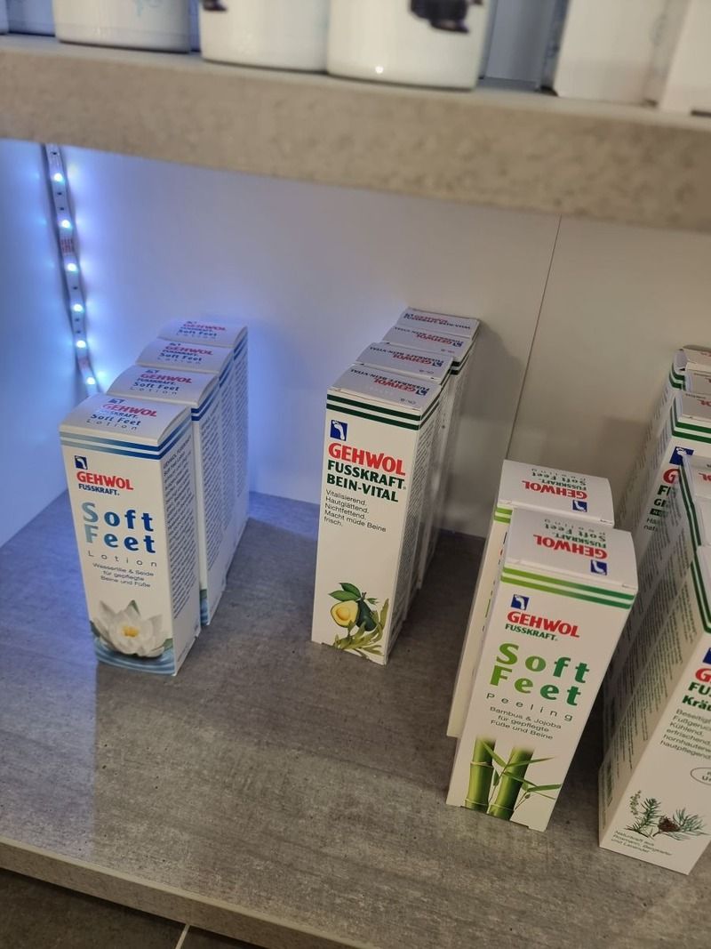 Ein Regal mit Fußpflegeprodukten