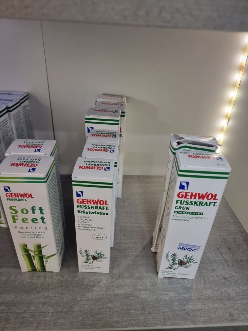 Ein Regal voller Fußpflegeprodukte