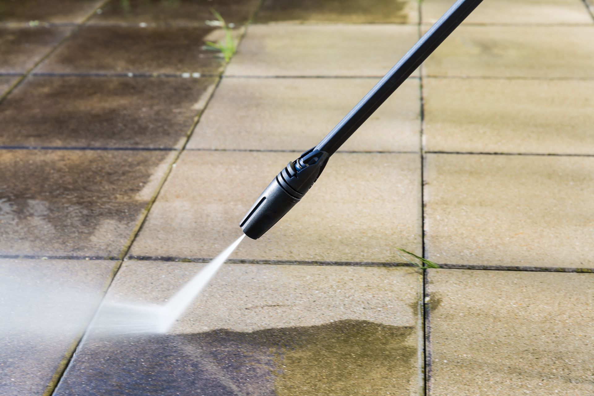 Nettoyage d'une terrasse avec un jet d'eau