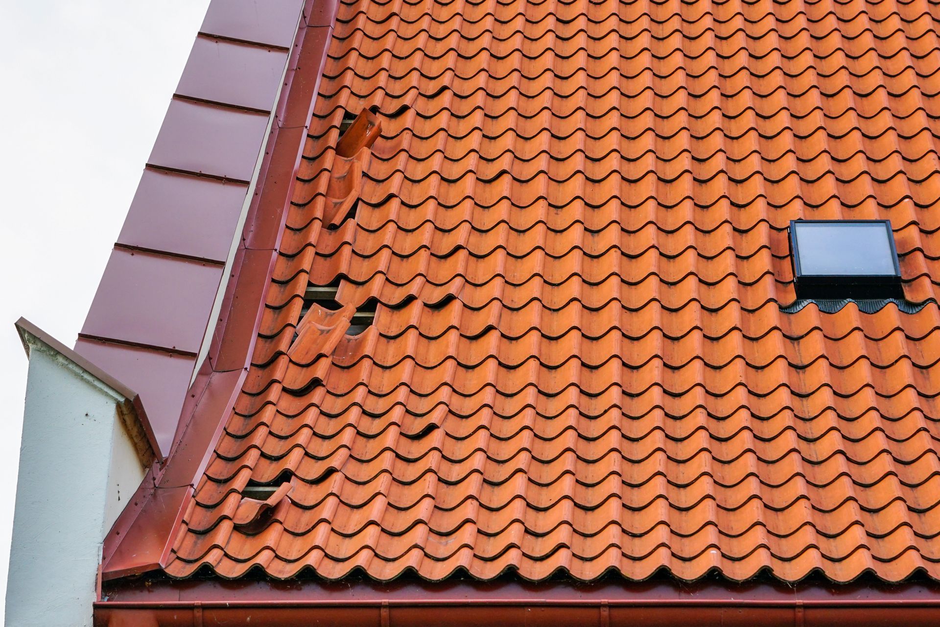Tuiles endommagées sur une toiture