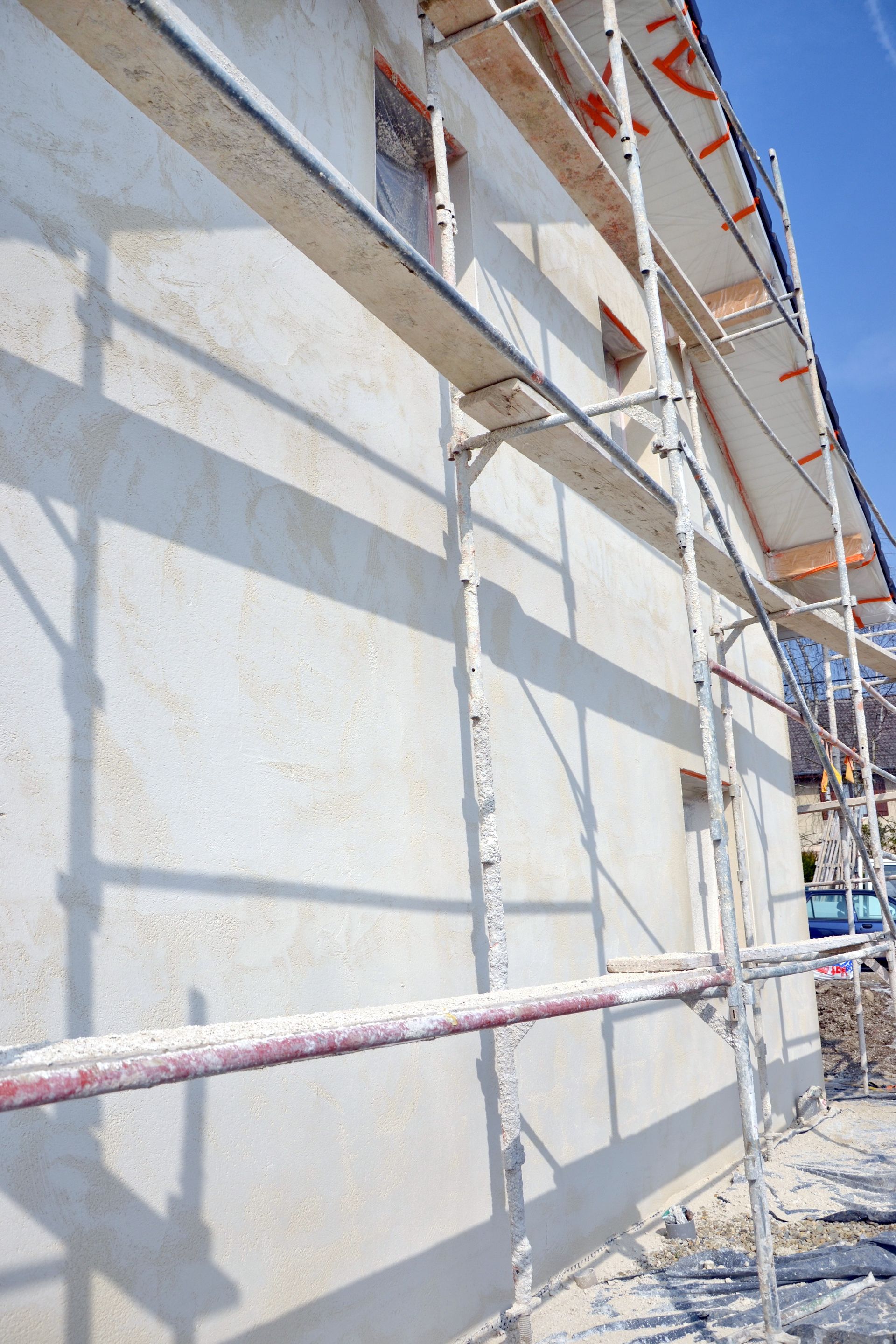 Échafaudage installé contre une façade