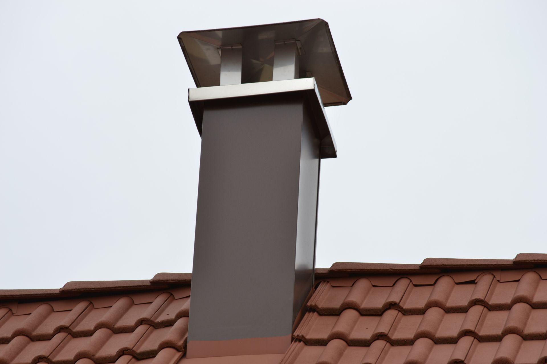Conduit de cheminée entourée d'une couche métallique