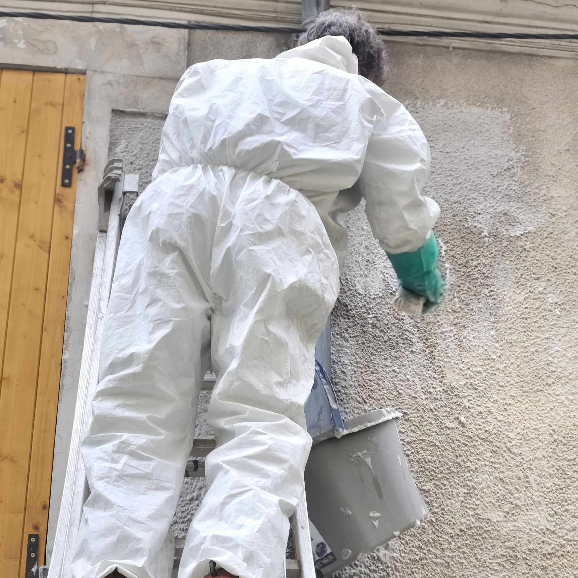 Nettoyage d'une façade par un façadier sur une échelle