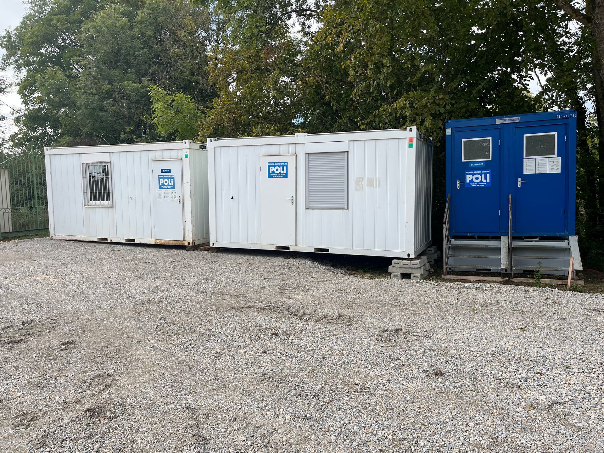Trois conteneurs blanc et bleu de l'entreprise POLI.