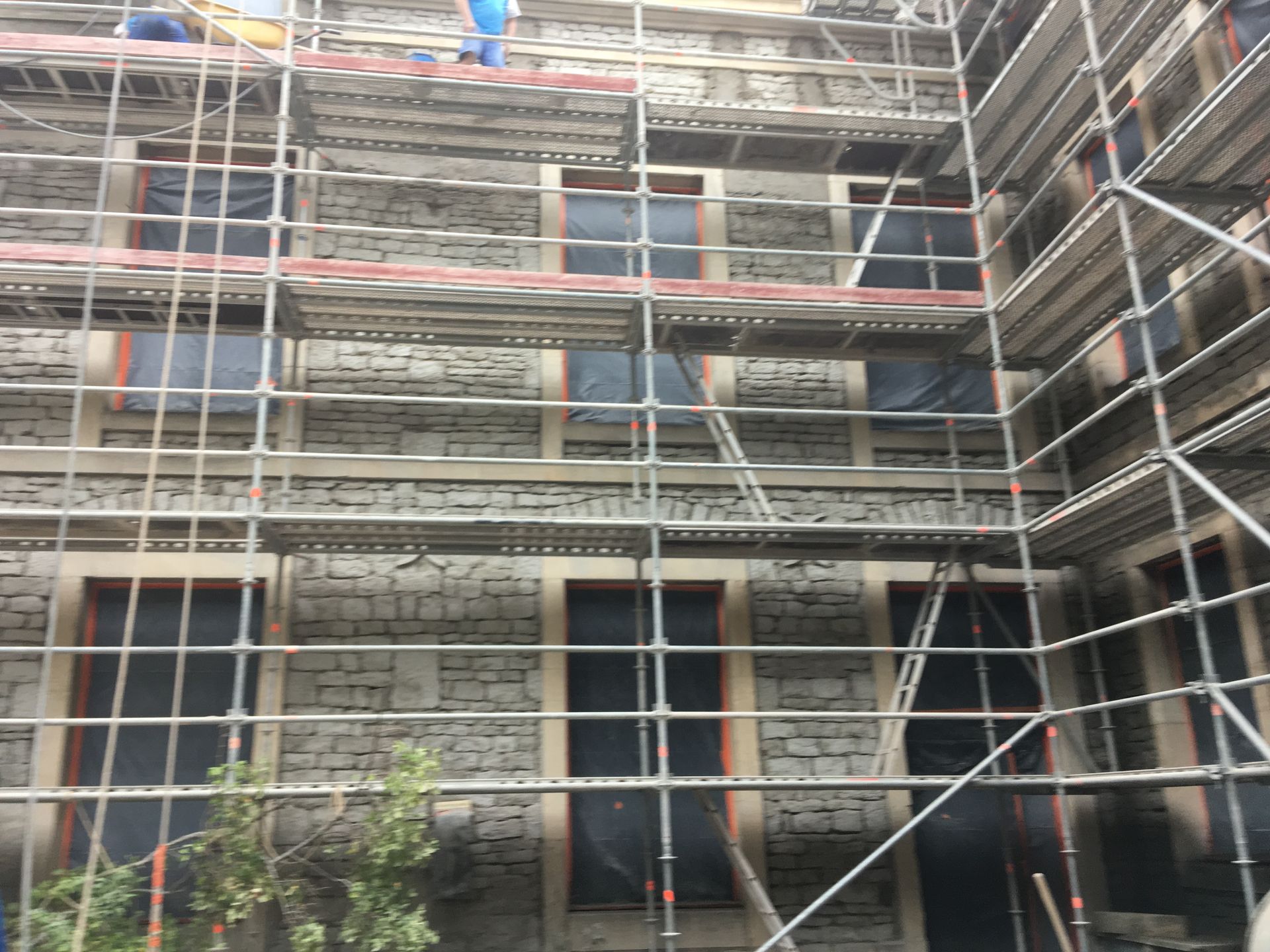 Bâtiment ancien en cours de rénovation avec échafaudages.
