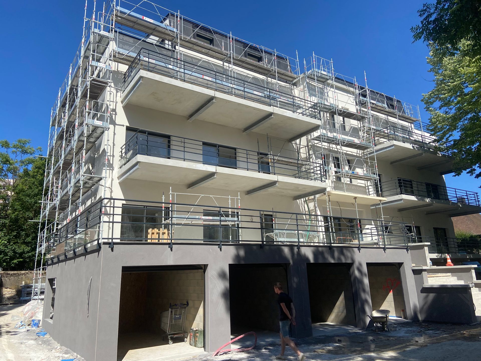 Bâtiment en construction avec échafaudages.