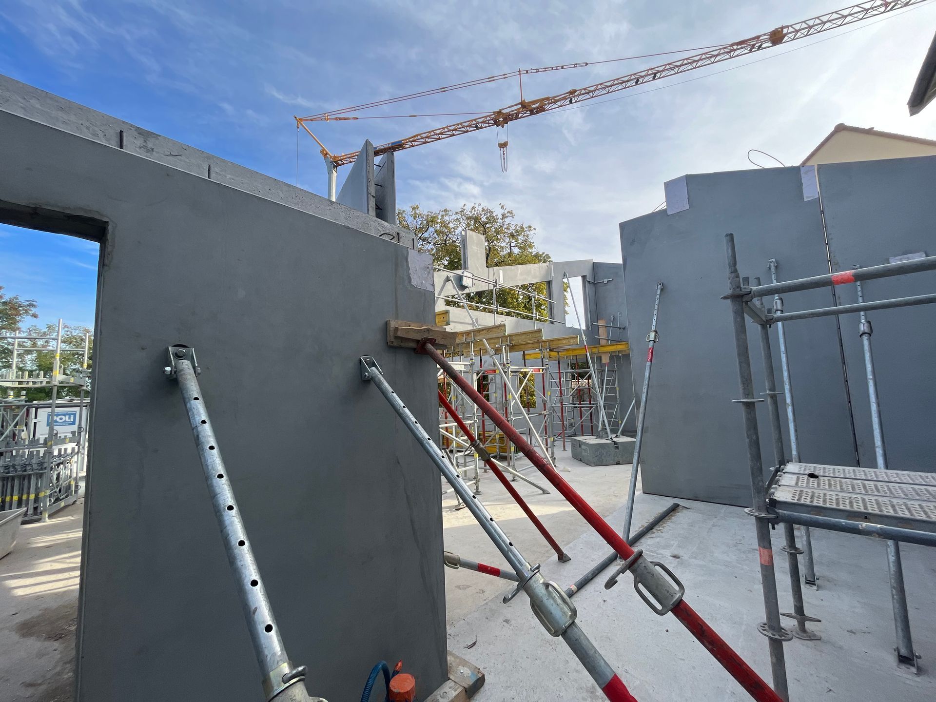 Photos d'un chantier en cours avec grue en arrière-plan.