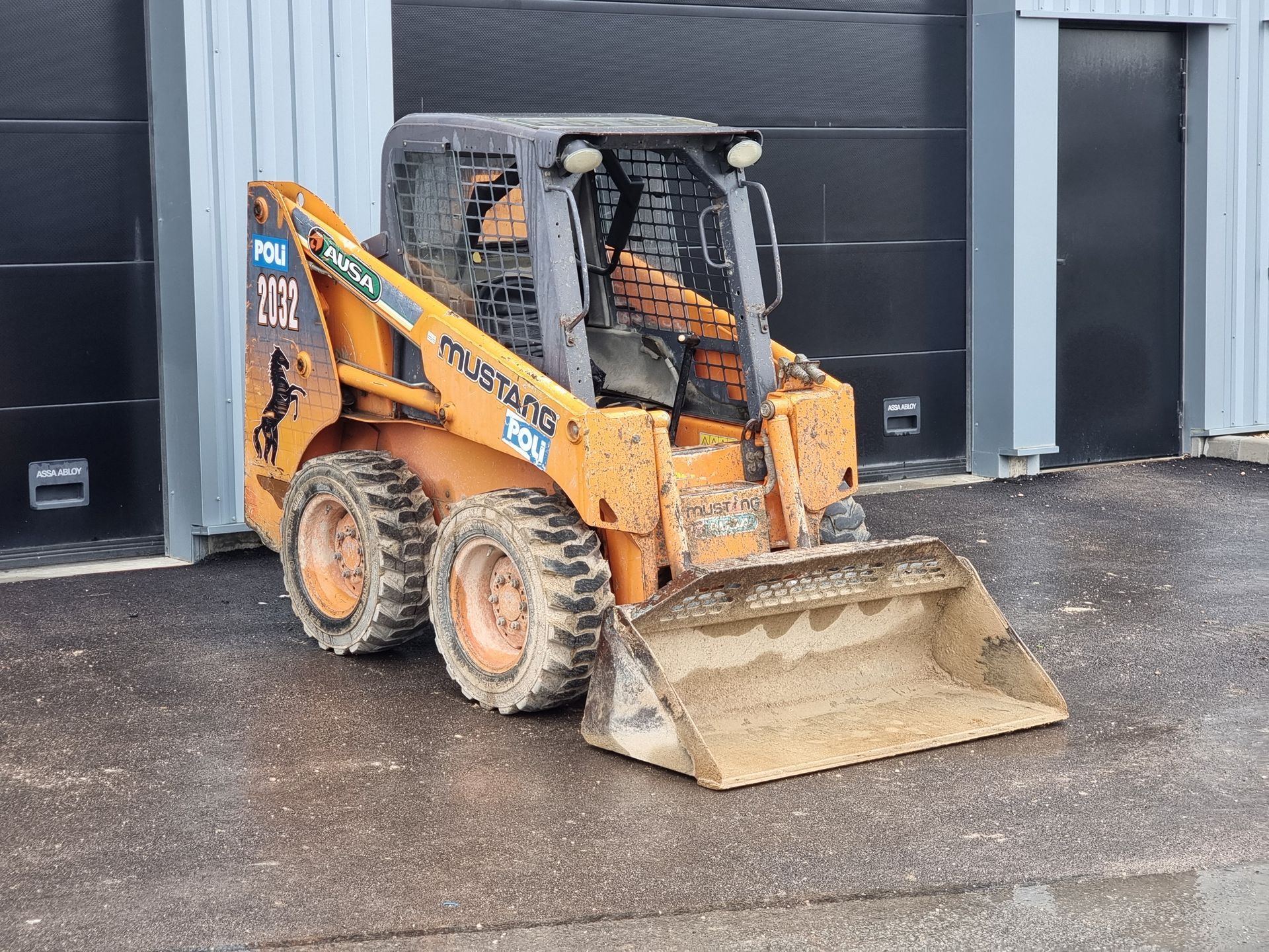 Bobcat jaune avec godet.