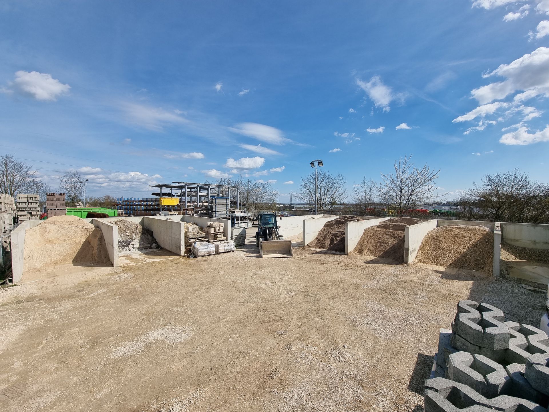 Zone de stockage extérieure avec des matériaux de construction.