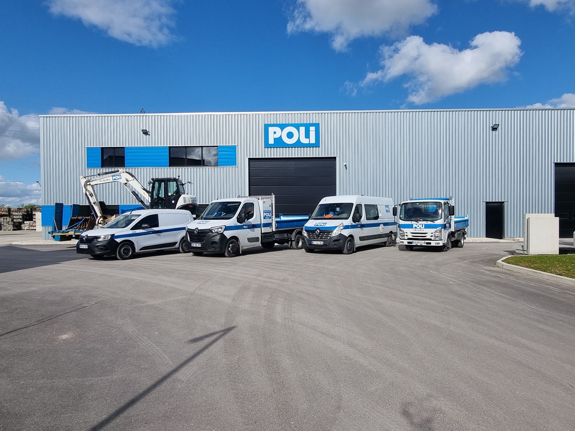 Plusieurs véhicules de l'entreprise POLI les un à côté des autres devant l'entreprise.