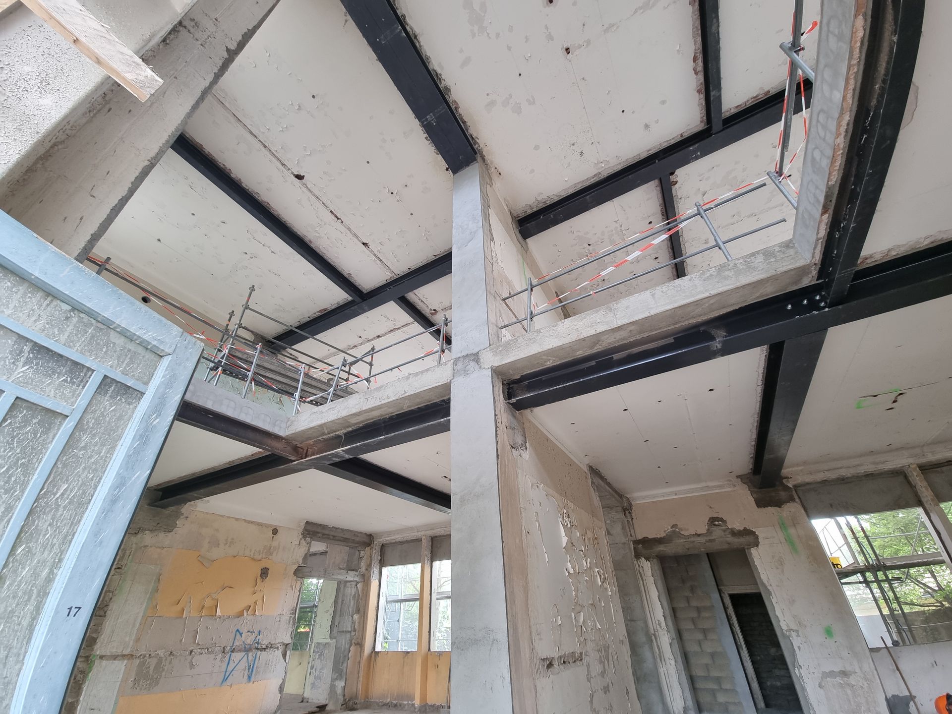 Intérieur d'une maçonnerie traditionnelle en cours de construction.
