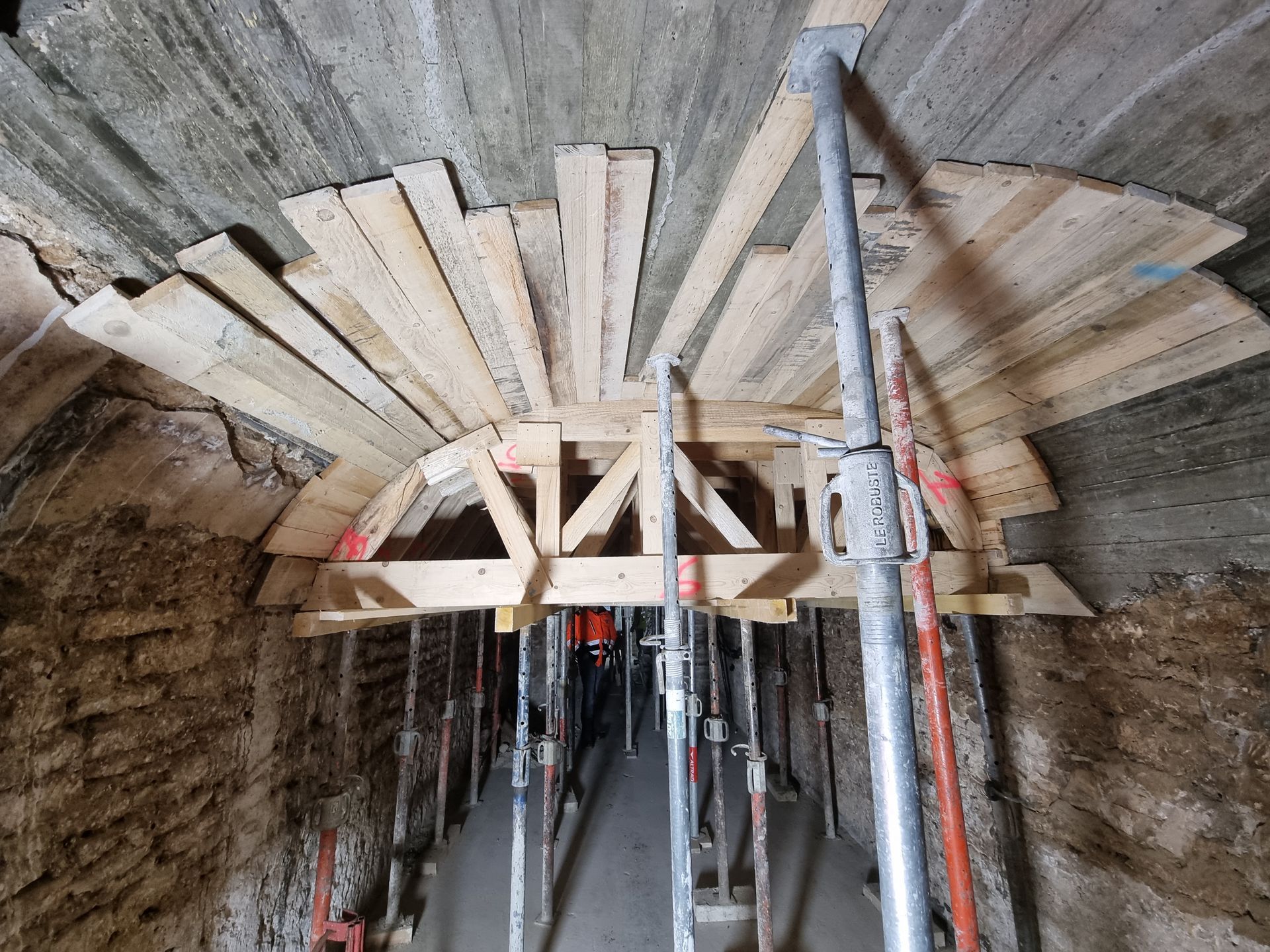 Structure en bois pour refaire une voûte en pierre avec des poutres IPN.