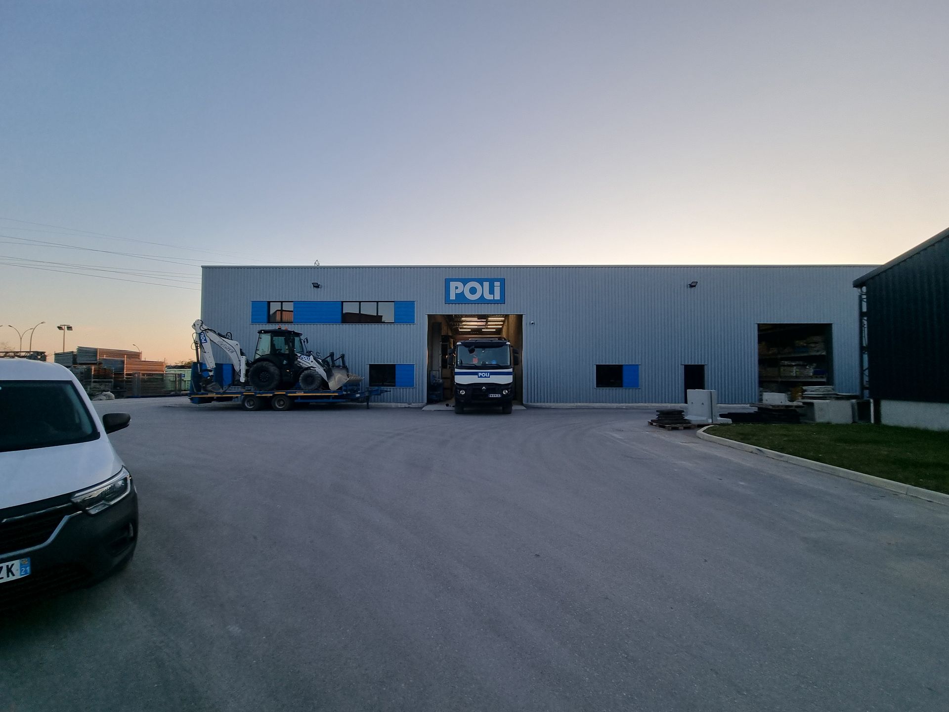 Devanture de l'entreprise POLI avec un camion dans le hangar.