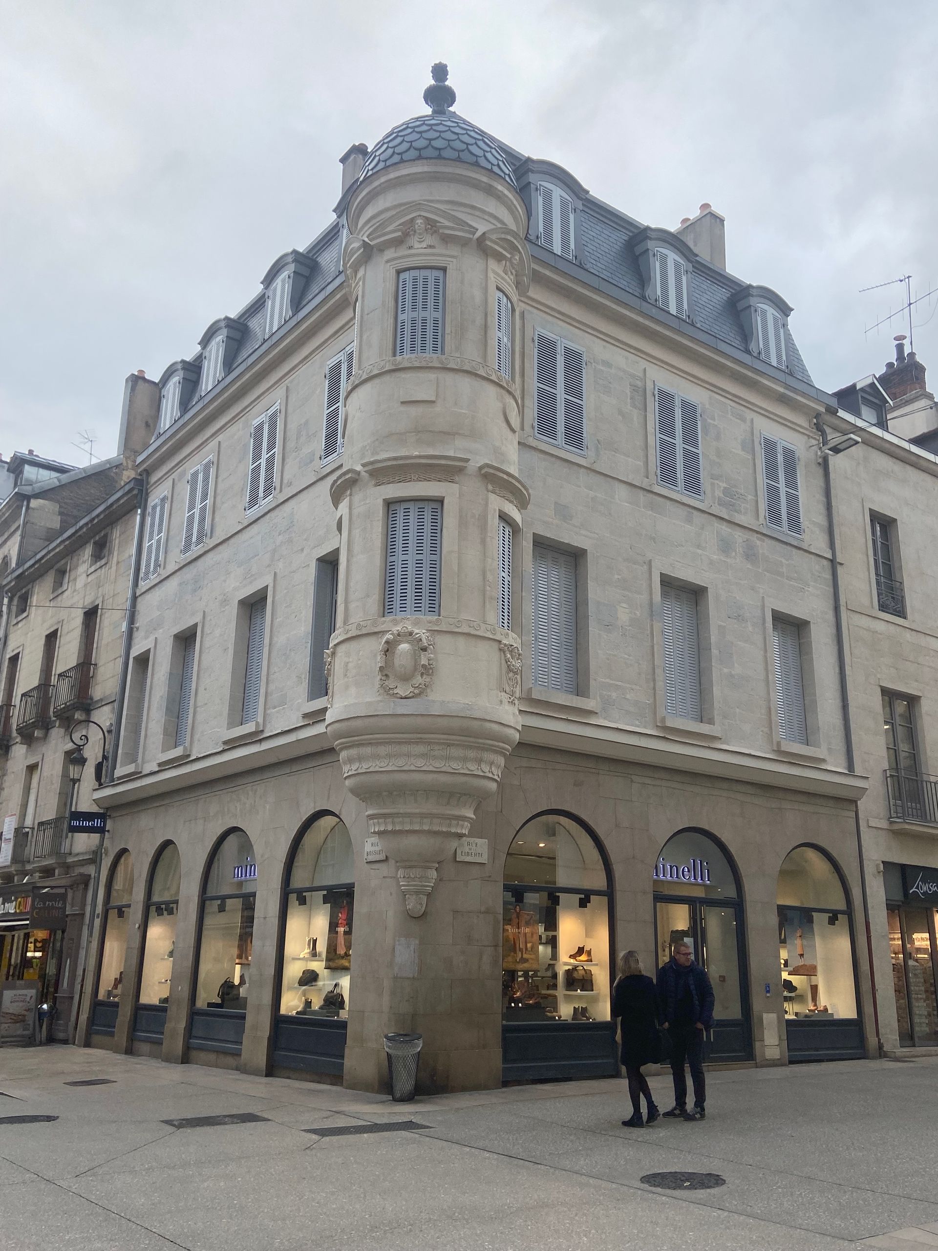 Bâtiment ancien avec des détails architecturaux en pierre.