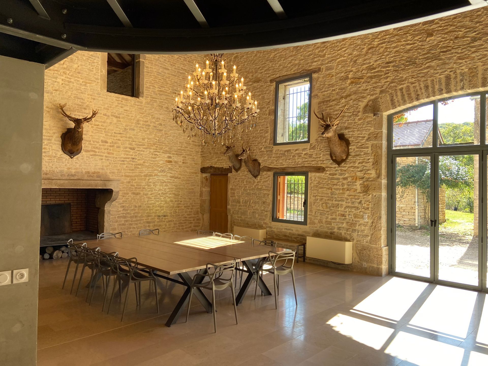 Intérieur d'une maçonnerie traditionnelle avec des décorations murales.