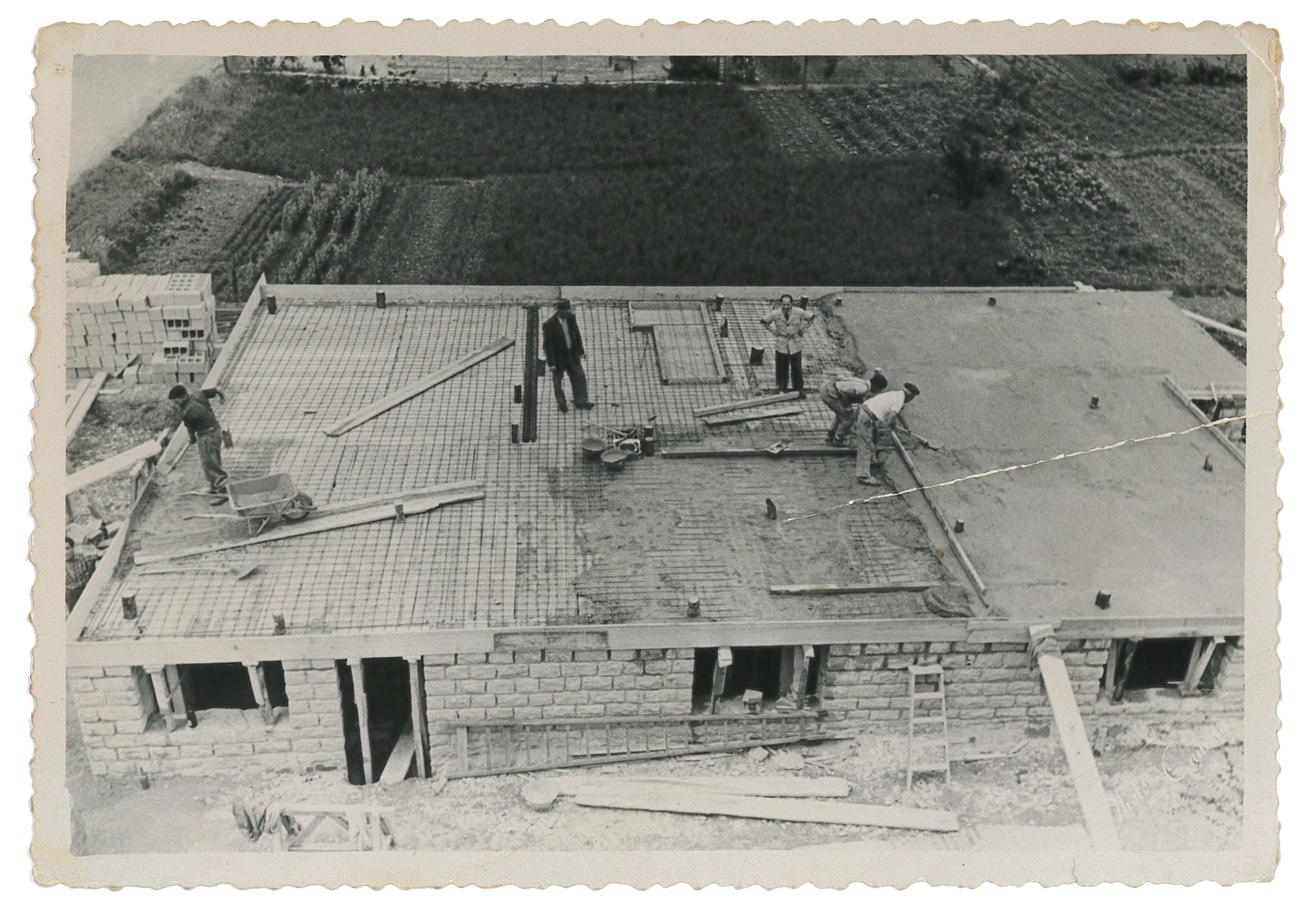 Chantier dans les années 1930 par les ouvriers de l'entreprise POLI