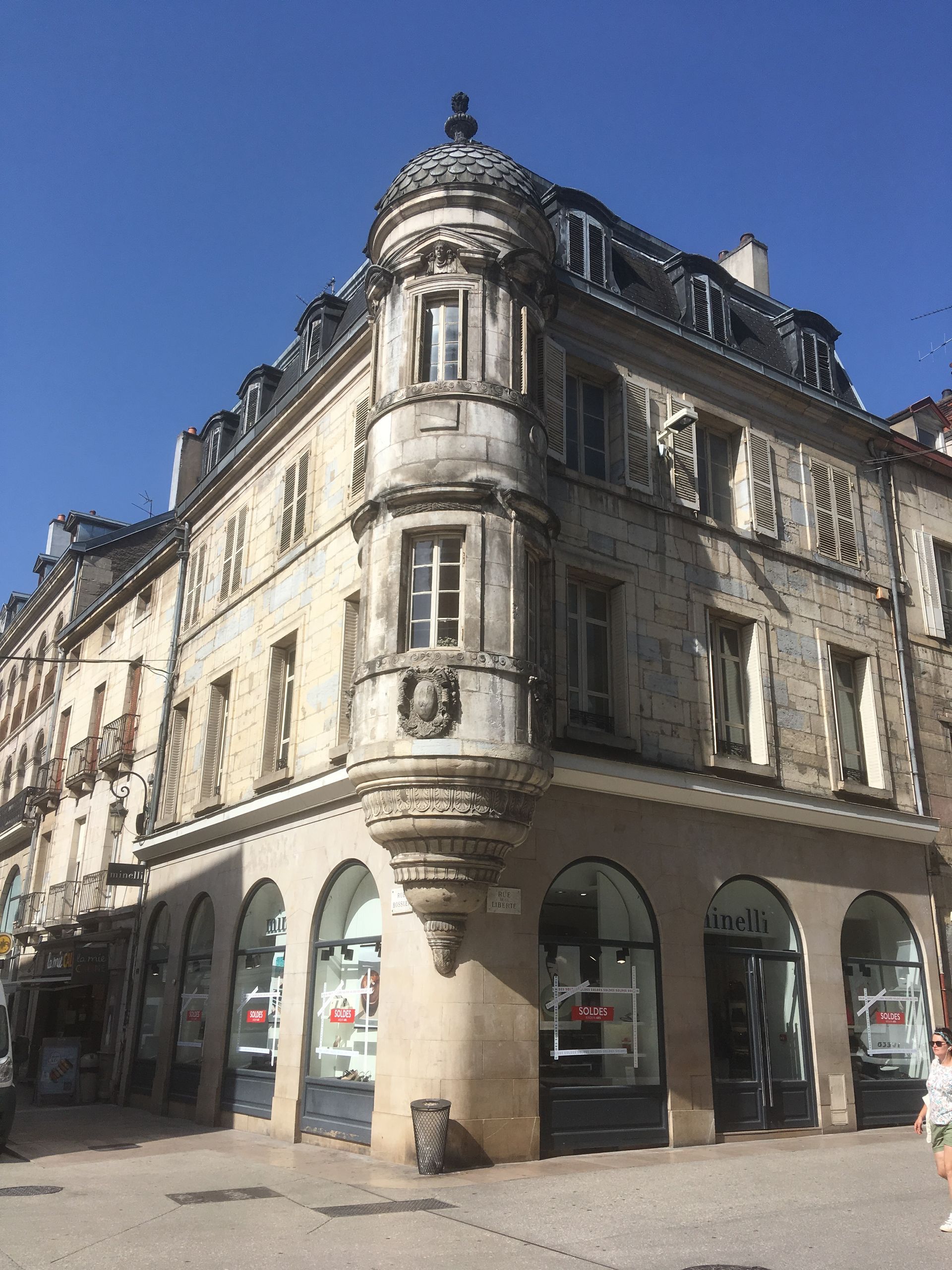 Bâtiment ancien avec des détails architecturaux et une corniche.