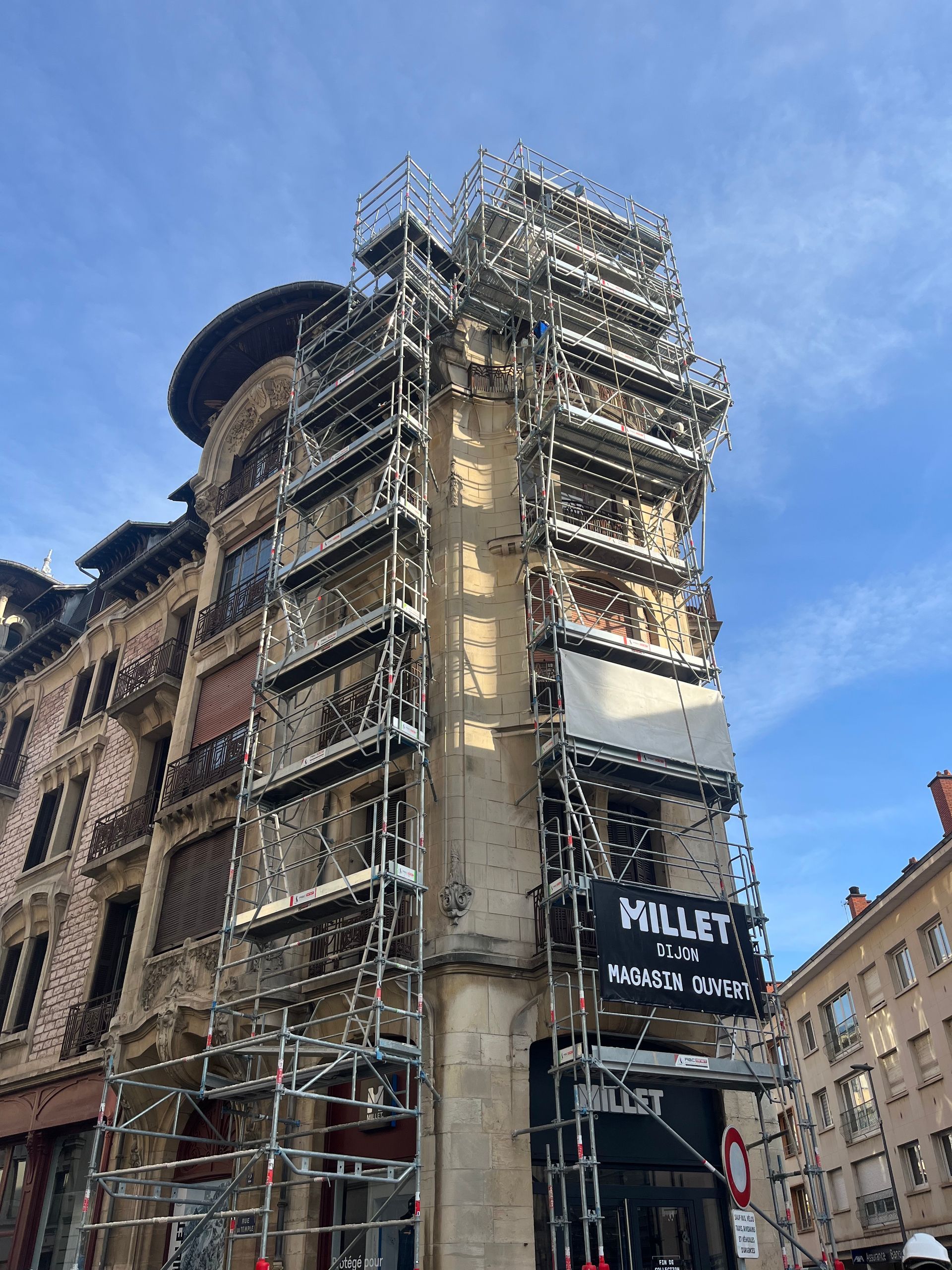 Bâtiment ancien en cours de rénovation avec échafaudages.