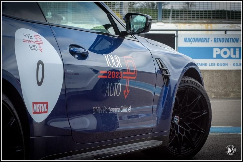 Voiture de course bleue participant au Tour Auto 2022, vue de profil avec autocollants MOTUL et numéro 0