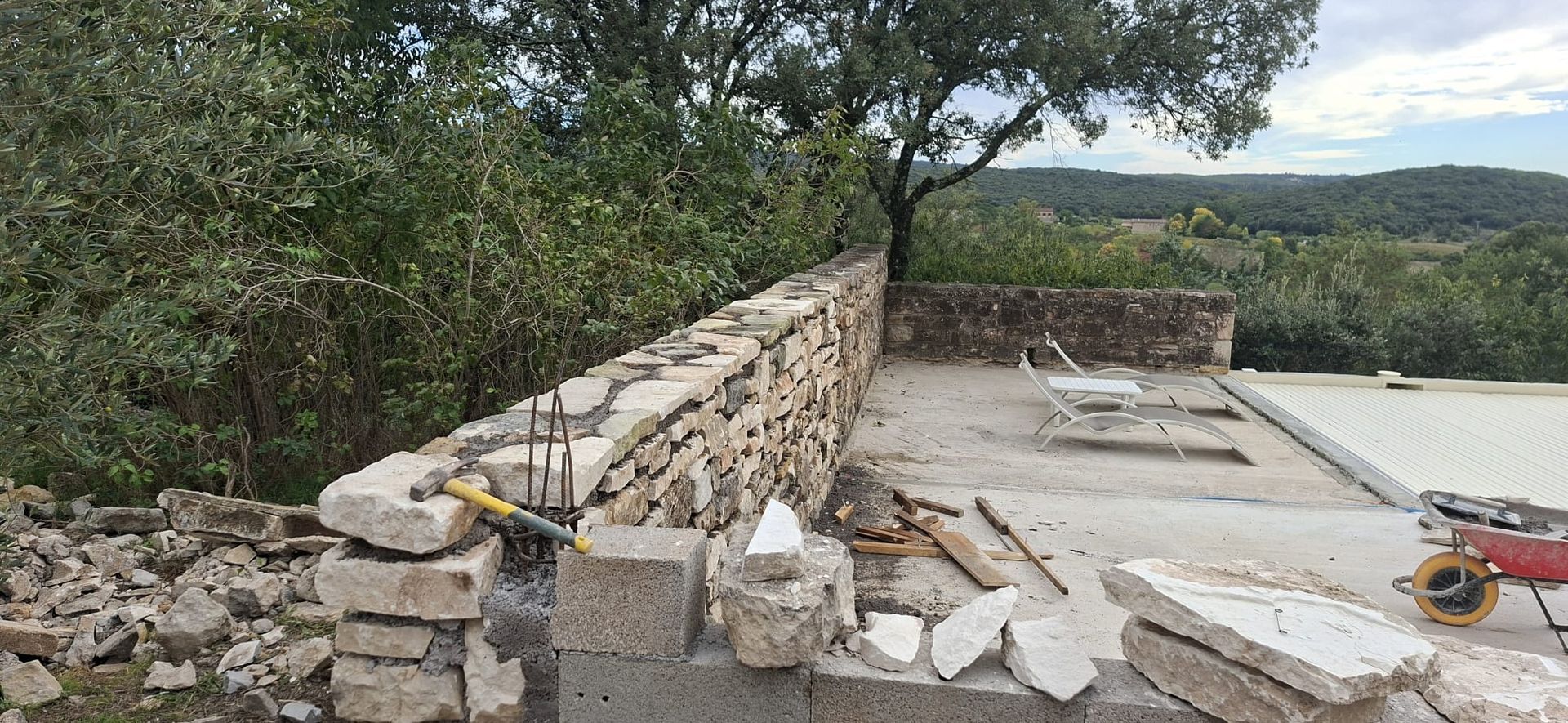 Construction d'un mur en pierres sèches 