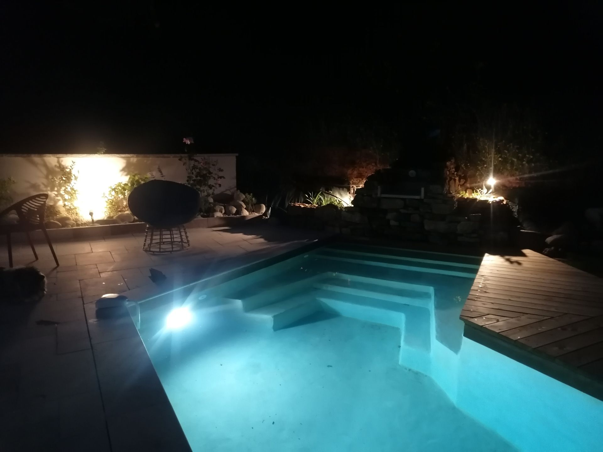Piscine la nuit avec éclairage