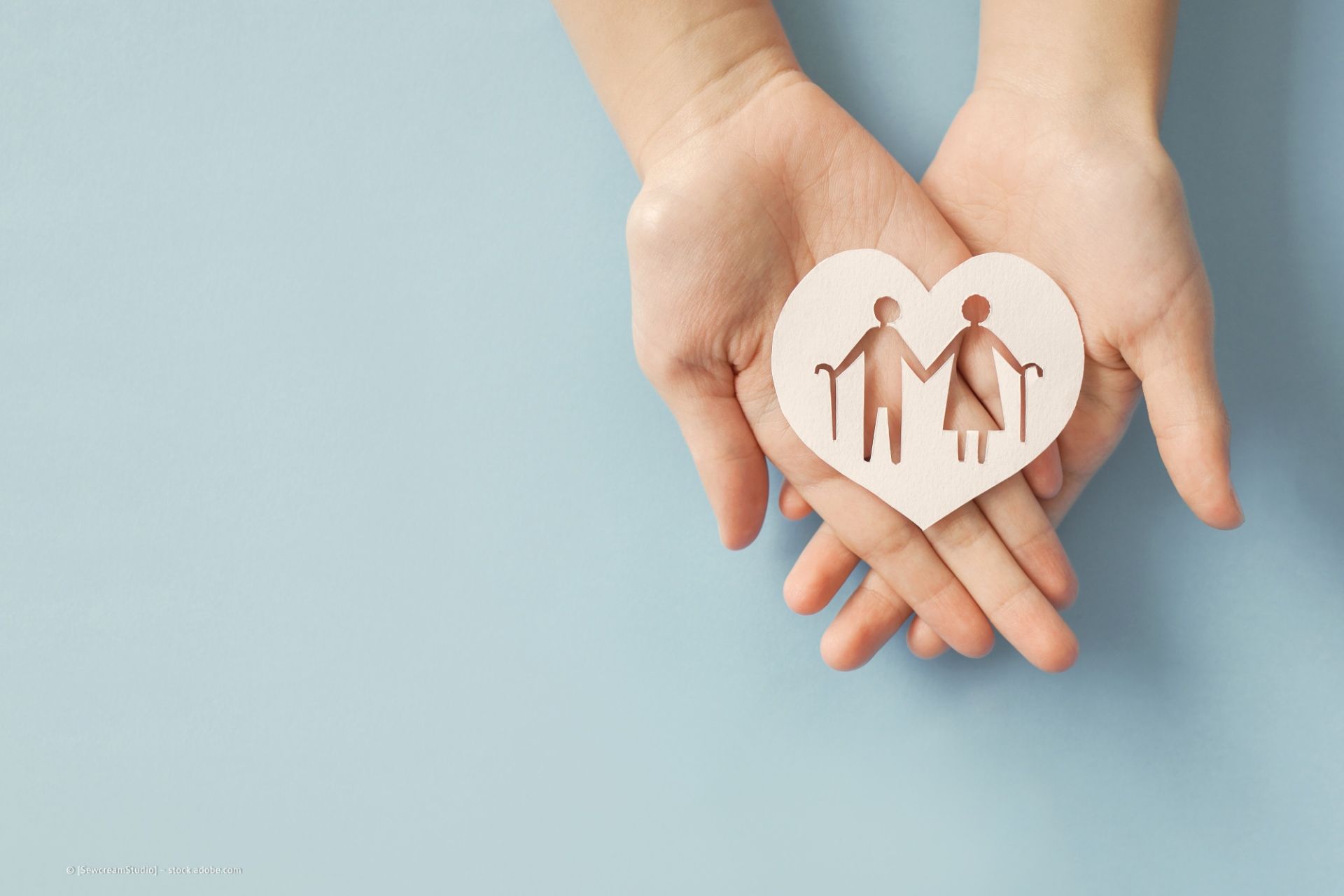 Hände mit Herz aus Holz