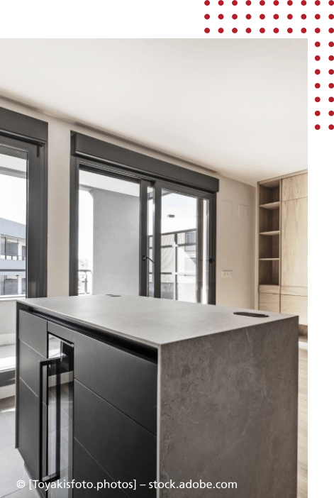 Mitarbeiter der A. Maurer GmbH baut Fenster ein